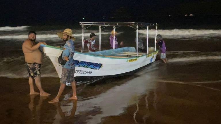 La lancha Atlántida se movilizó para realizar los traslados de las personas.