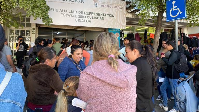 Jóvenes acampan en Culiacán para registrarse en la beca Benito Juárez