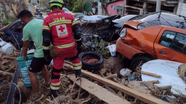 Voluntarios de diversas organizaciones, como Cruz Roja, se encuentran apoyando en Guerrero ante la devastación que dejó el huracán Otis.