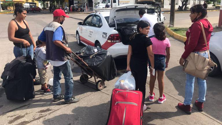 ‘Veníamos toda la gente bien mareada’, dicen pasajeros de Baja Ferries, que viajaron en medio del Huracán Olaf de La Paz a Mazatlán