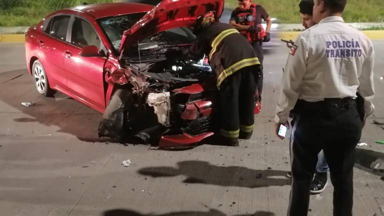 Choca auto contra camioneta estacionada en Mazatlán; conductor resulta lesionado