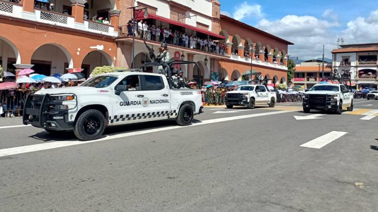 Elementos de la Guardia Nacional participando en un desfile en Apatzingán.