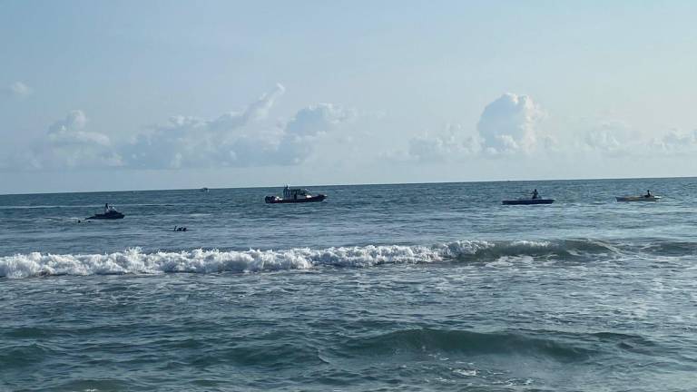 Una joven turista de Chihuahua fue rescatada tras caer de un parachute al mar.