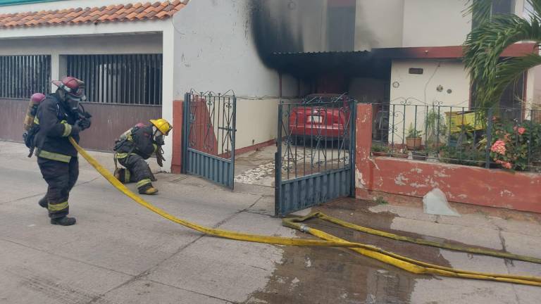 El incendio se generó en una vivienda en el Fovissste Playa Azul.