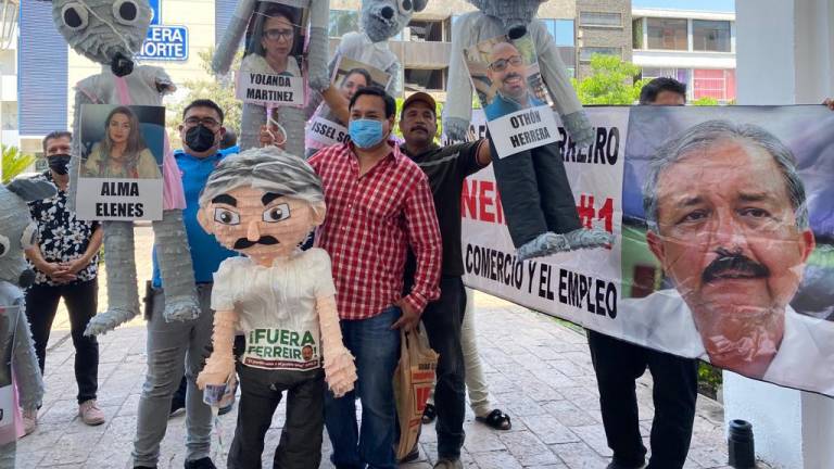 Comerciantes del primer cuadro de la ciudad, policías jubilados y viudas de policías celebraron la salida de Estrada Ferreiro del Ayuntamiento de Culiacán