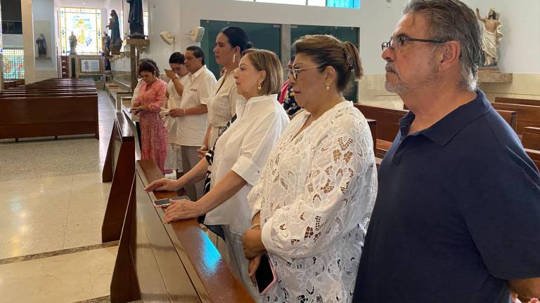 Recibe Evangeline Gastélum Caro las aguas del bautismo