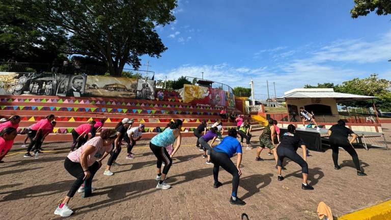 La máster class de zumba tuvo lugar en la plaza central de la laguna del Iguanero.