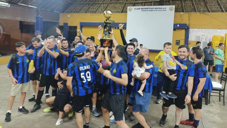 Visane-Ramada celebra con el trofeo de campeón de la Liga de Futbol Intermédicos.