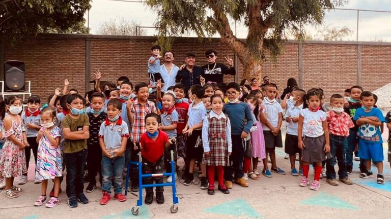 Los niños acompañaron a los artistas en este motivo encuentro