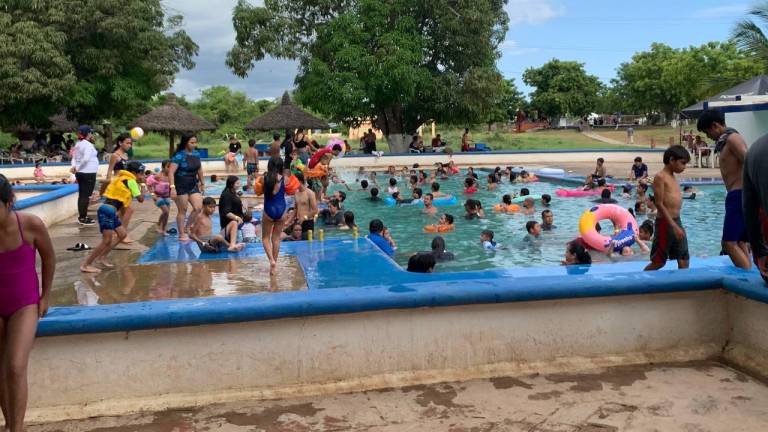 Ante las altas temperaturas las familias buscan refrescarse con un día en las albercas o la playa.