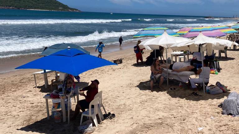 Cientos de turistas y locales disfrutan de las playas y atracciones de Mazatlán, desde la Isla de la Piedra hasta Cerritos.