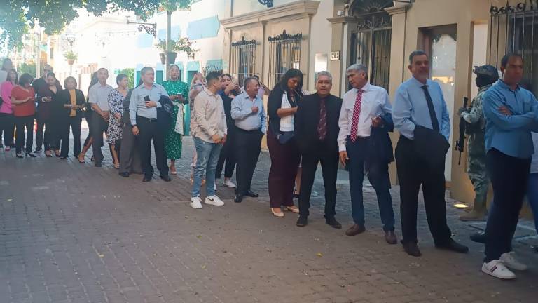 Las personas hacen fila para ingresar a la Toma de Protesta.