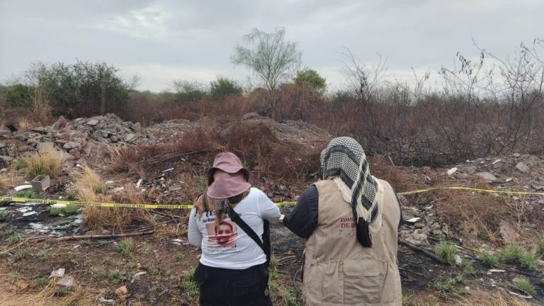 Integrantes del colectivo Sabuesos Guerreras descubrieron restos humanos el sábado en Culiacán; su líder, María Isabel Cruz, criticó la falta de prontitud de las autoridades para actuar en el lugar.