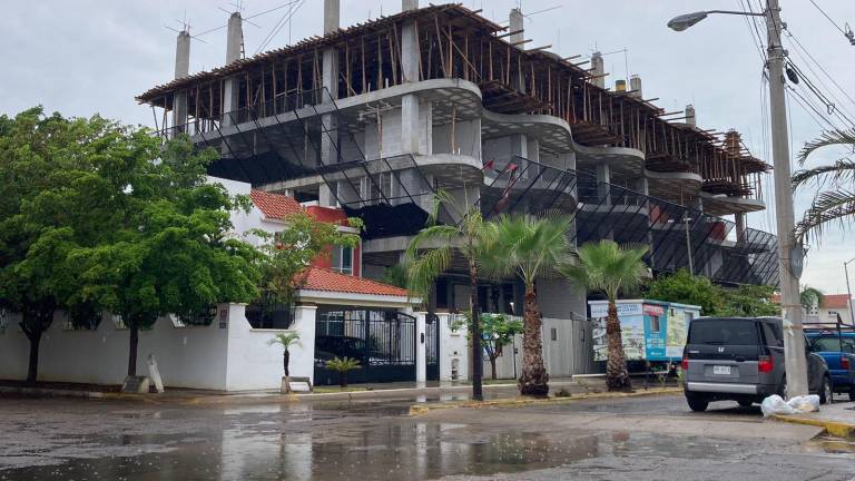 El martes, vecinos del fraccionamiento Sábalo Country denunciaron la construcción de edificios de condominios en la zona.