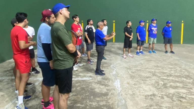 Los participantes en el Regional de Frontenis estuvieron atentos en la ceremonia de apertura.