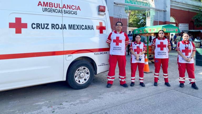 Personal de Cruz Roja en Culiacán estará brindando atenciones en los panteones municipales.