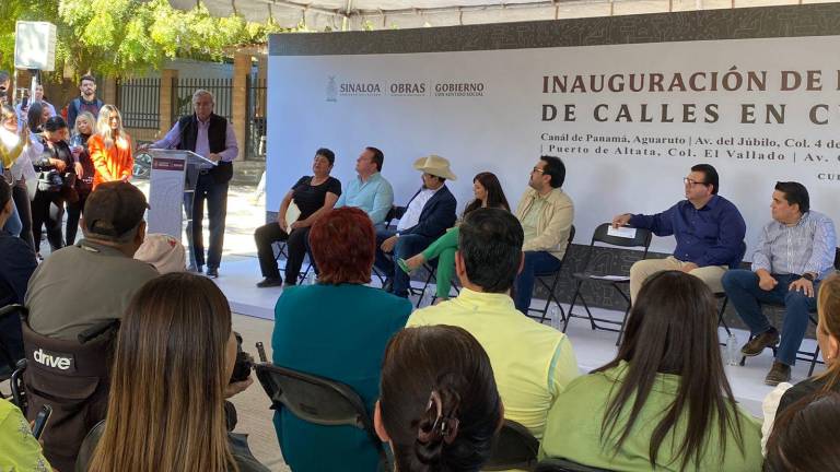 El Gobernador Rubén Rocha Moya inaugura las cinco calles que fueron pavimentadas en el municipio de Culiacán.