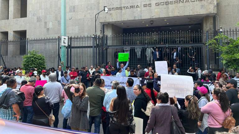 La comunidad universitaria crítica de las actuales autoridades de la UAS protesta en Gobernación.