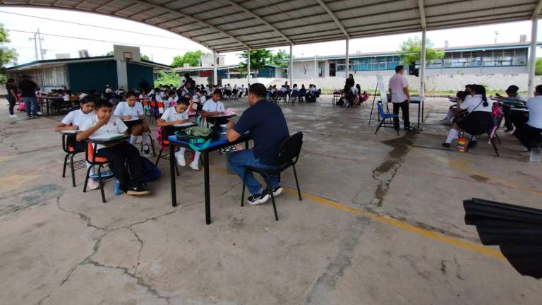 En la primaria Antonio Rosales, en Escuinapa, las clases se desarrollaban bajo la techumbre porque no tienen energía eléctrica.