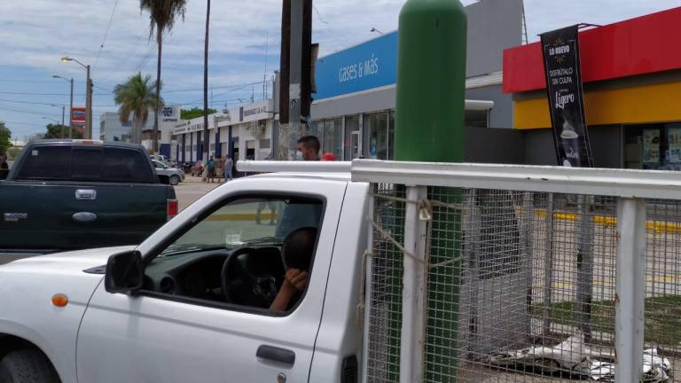 Filas para llenar tanques de oxígeno se extienden por varias calles en el Parque Bonfil de Mazatlán