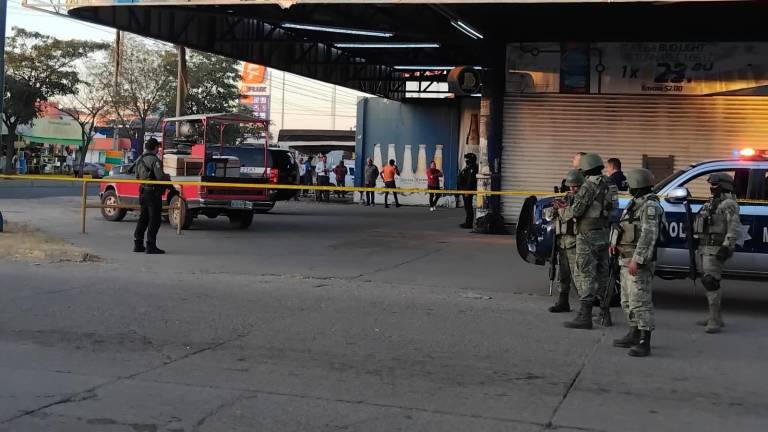 Asesinan a balazos a motociclista en la Emiliano Zapata, en Culiacán; civil es alcanzado por las balas