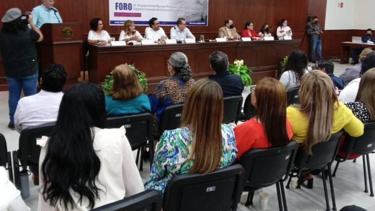 Foro sobre la violencia de género en el ámbito familiar convocado por el Congreso de Sinaloa.