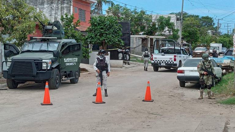 Elementos de diferentes corporaciones aseguran toma clandestina de combustible en Mazatlan.