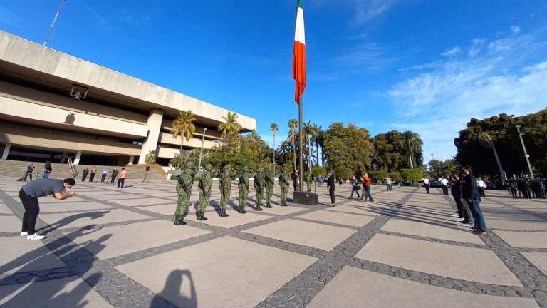 Izamiento de bandera por el Día del Trabajo