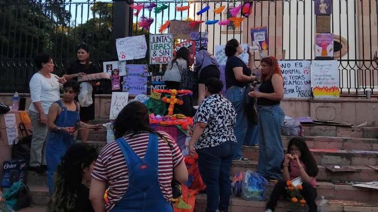 Colectivas feministas montan altar en La Catedral de Culiacán en honor a mujeres asesinadas