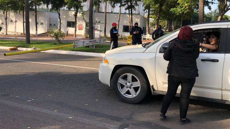 Por ingresar al estacionamiento se cobra una cuota de recuperación de 20 pesos.