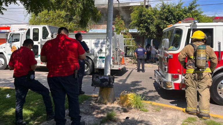 Elementos de Bomberos arriban al lugar del incendio, en Mazatlán.