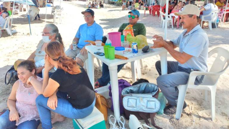 La familia escuinapense disfruta de las playas de Mazatlán.