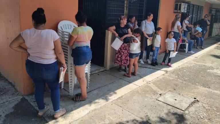 Padres de familia de la primaria “General Vicente Guerrero”, en Mazatlán, protestan porque no cuentan con luz.