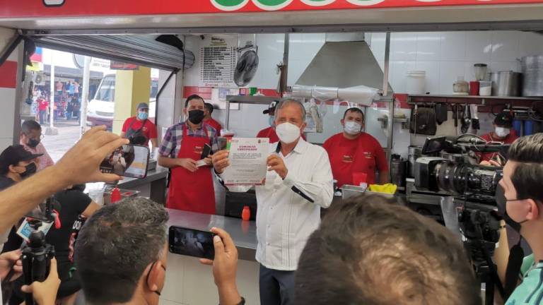 El Presidente Municipal de Culiacán, Jesús Estrada Ferreiro, durante su visita al Mercado Garmendia.