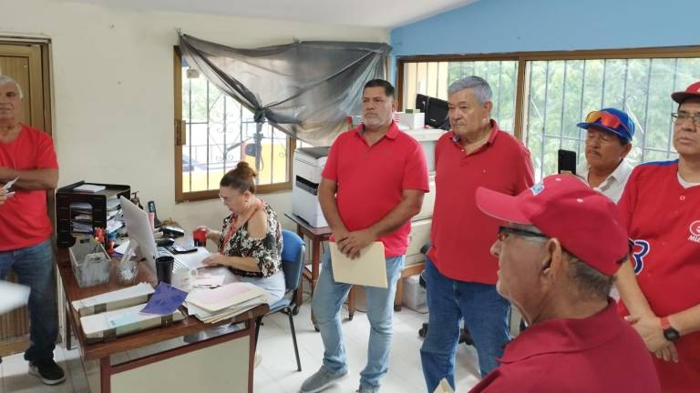 Miguel Ángel González Díaz (centro) dice que buscan la unión del socio.