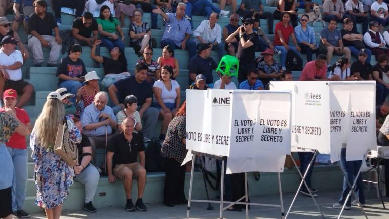 Ciudadanas y ciudadanos esperan el inicio de las votaciones en la casilla especial del Parque Martiniano Carvajal, en Mazatlán.