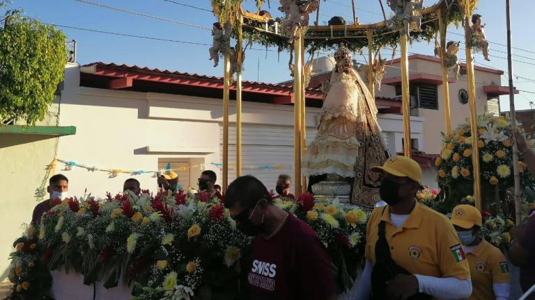 La imagen de Nuestra Señora del Rosario cumple el tradicional recorrido por las calles de Rosario.