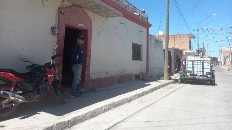 La gente compra agua en pipas.