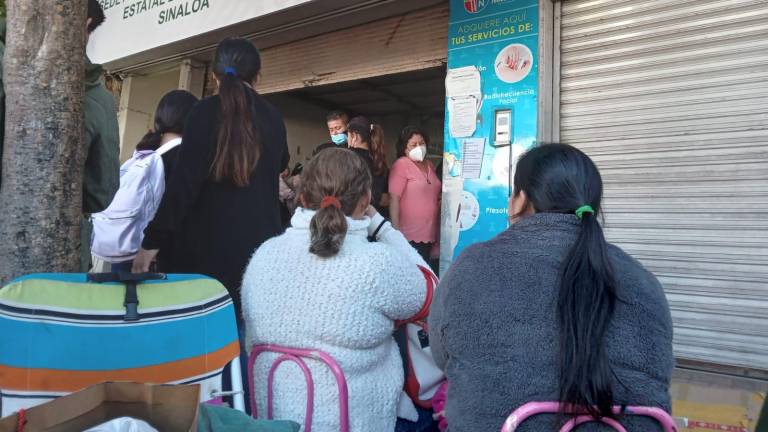 Margarita e Indira hicieron fila desde la noche para lograr que sus hijas Kimberly y Nicole pudieran hacer su solicitud de la beca Benito Juárez.