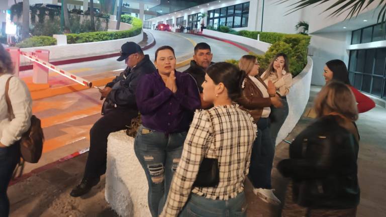 Seguidores de Morena llegan a la Zona Dorada, en Mazatlán, para recibir a Claudia Sheinbaum