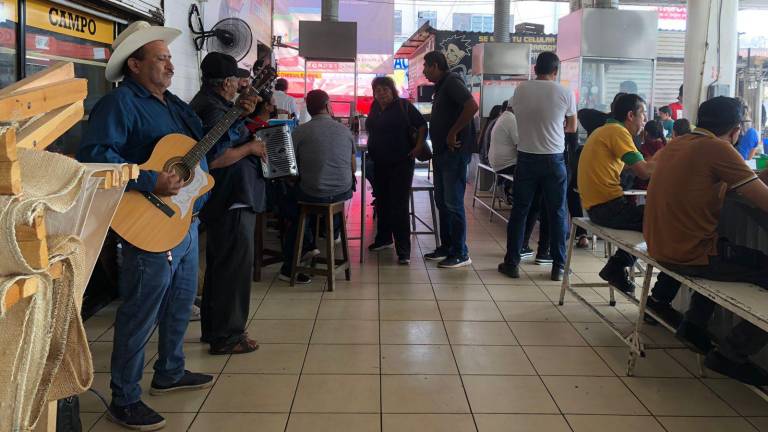 Un trío musical ameniza el lugar con canciones de Los Cadetes de Linares, Ramon Ayala, Chalino Sanchez y una que otra a petición del público.