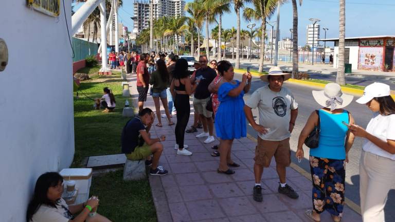 Fila de votantes que acuden a emitir su voto en la casilla especial del Parque Martiniano Carvajal en Mazatlán.