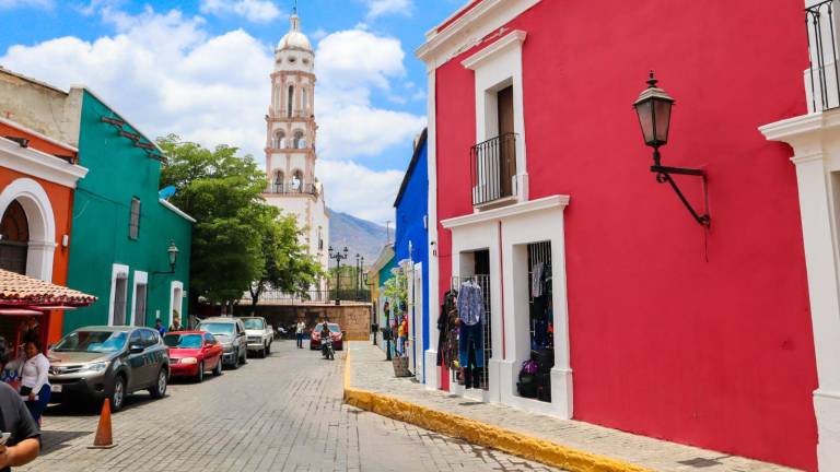 Las fachadas de diferentes edificios de Cosalá están siendo remodeladas por el programa ‘Coloreando Sinaloa’.