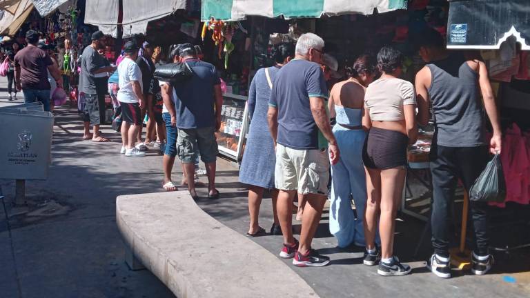 Abarrotan Mercado Pino Suárez, en Mazatlán, en vísperas del fin de año