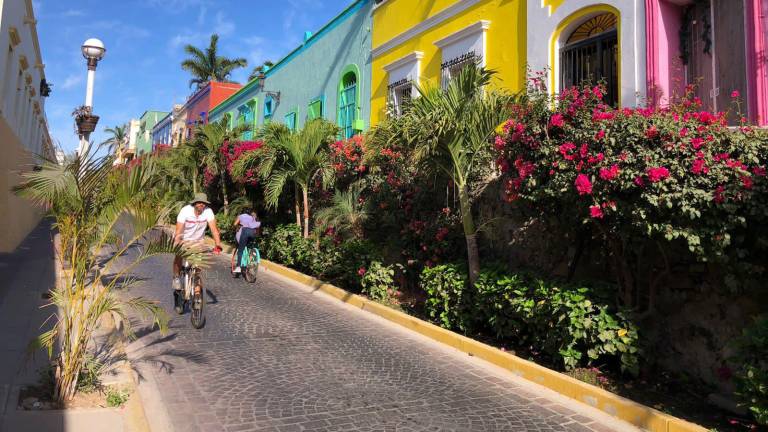 Calle Ámgel Flores, en Mazatlán.