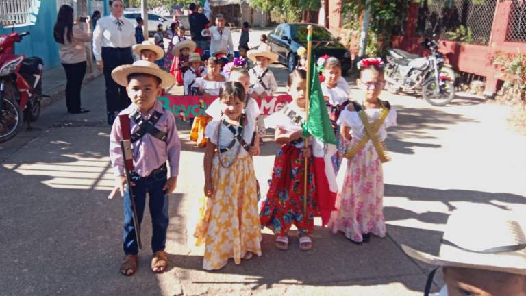 Los niños participaron vestidos de revolucionarios.