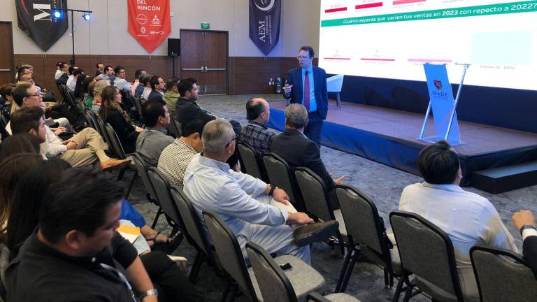 Antonio Casanueva Fernández, director del Ipade sede de Guadalajara, presentó los resultados de la encuesta Expectativas Empresariales.