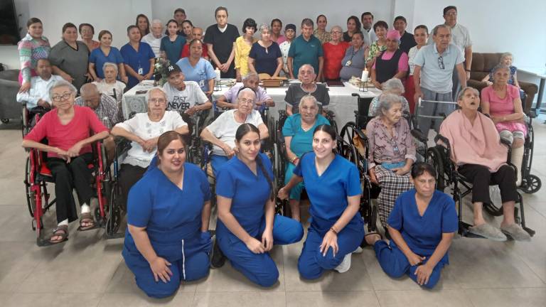 Personal de Casa del Carmen, directivos y residentes festejan el 98 aniversario de su fundación.