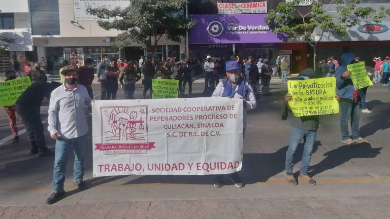 Un grupo de pepenadores se manifiesta la mañana de este lunes frente al Palacio Municipal de Culiacán.