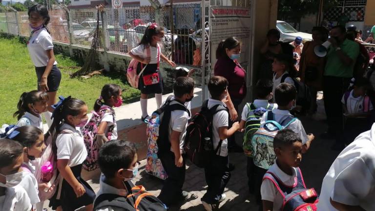 Padres de familia en Escuinapa toman las instalaciones de primaria